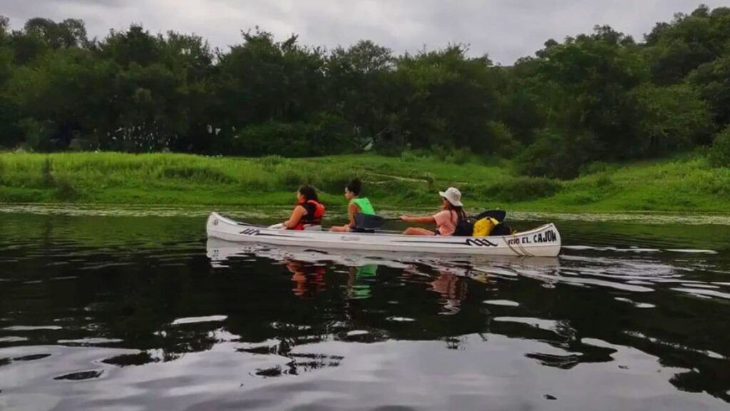 Paseos en canoas desde El Diquecito hasta Playa de Los Hippies