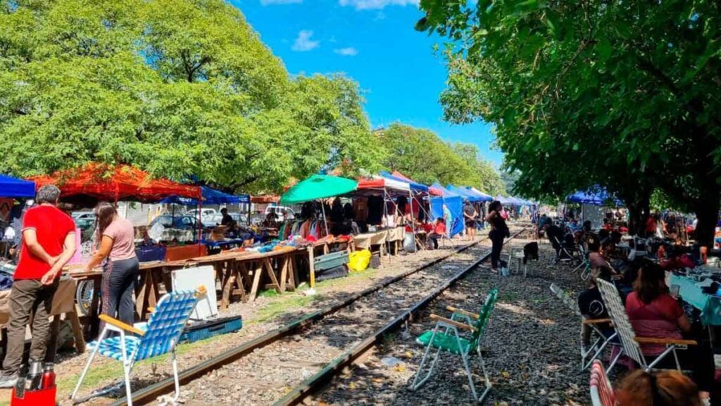 Puestos de la Feria de la Bulnes sobre las vías del tren