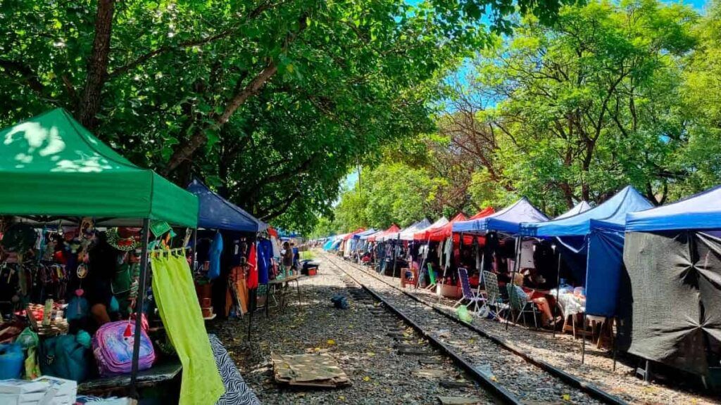 Puestos de la Feria de la Bulnes sobre las vías del tren