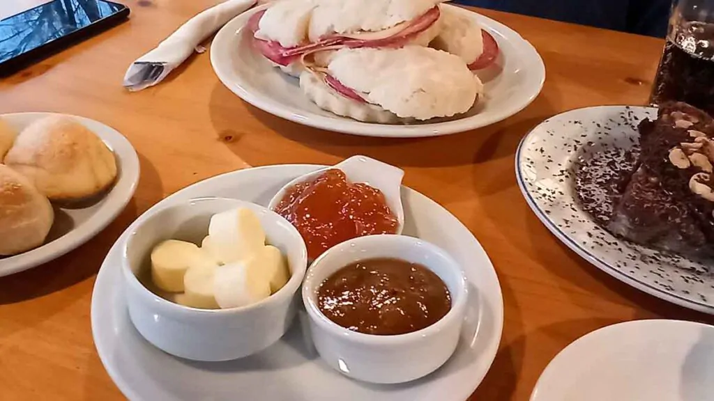 Hoffmeister Haus, abundante merienda en Villa General Belgrano