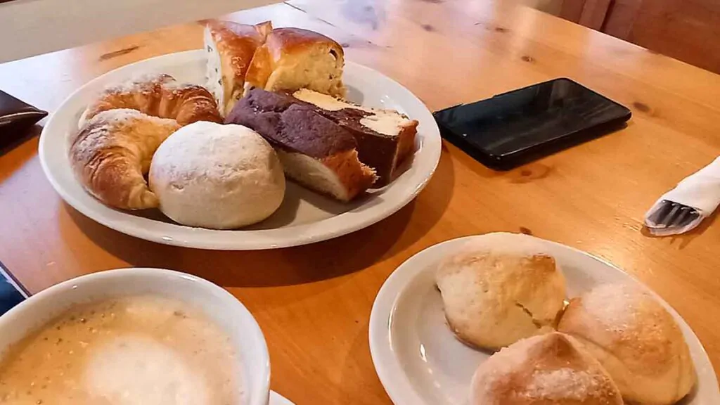 Abundante merienda en Villa General Belgrano
