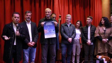 Imagen de la peatonal 9 de Julio en Córdoba, con gente caminando y disfrutando de la noche