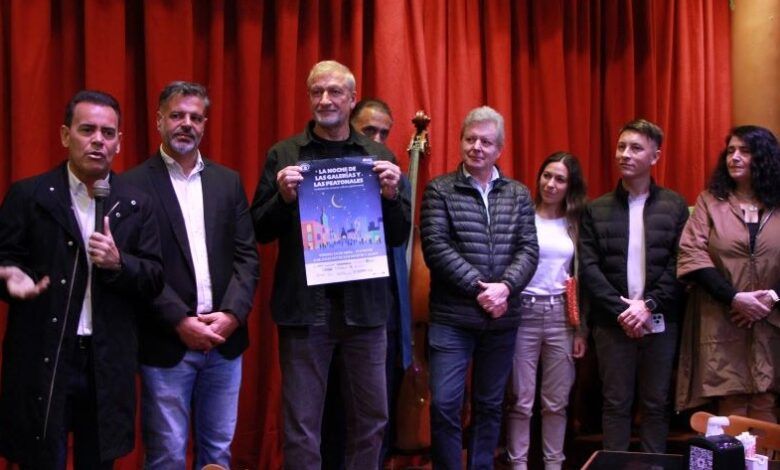 Imagen de la peatonal 9 de Julio en Córdoba, con gente caminando y disfrutando de la noche