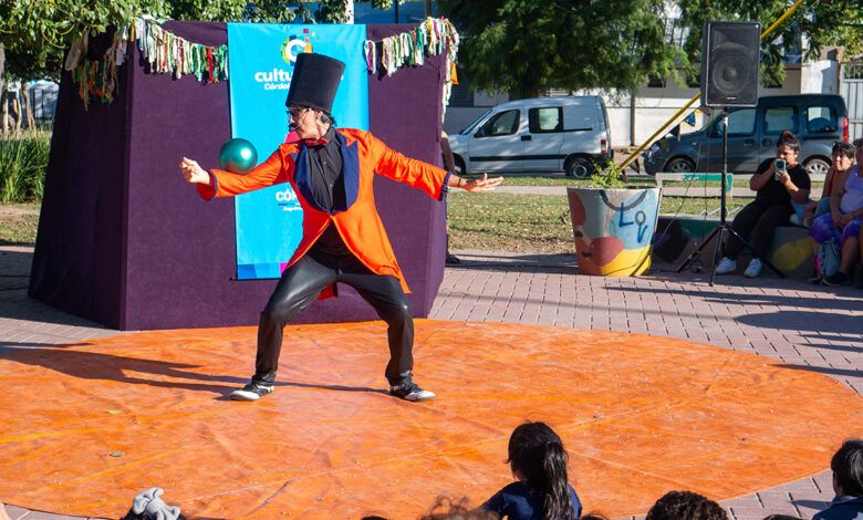 Función de teatro en la plaza de un barrio de Córdoba