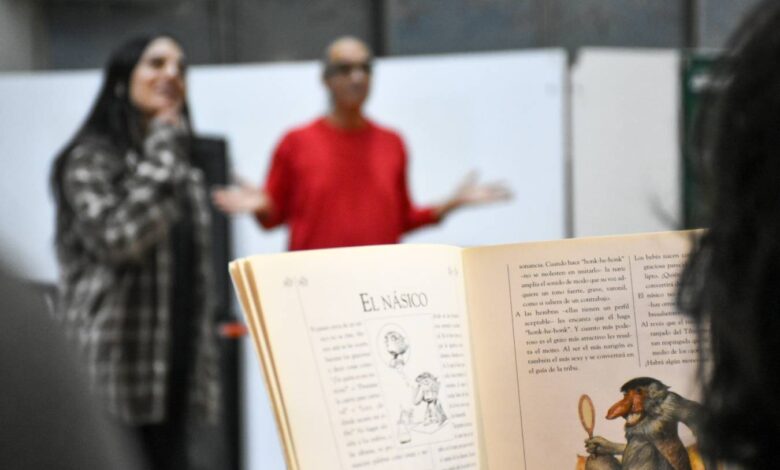 Imagen de una persona leyendo un libro en una biblioteca
