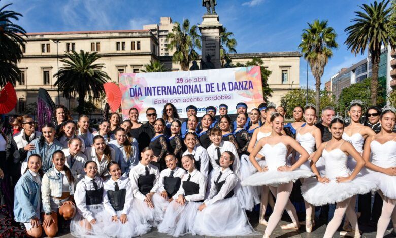 Bailarines en la calle durante la celebración del Día Internacional de la Danza en Córdoba