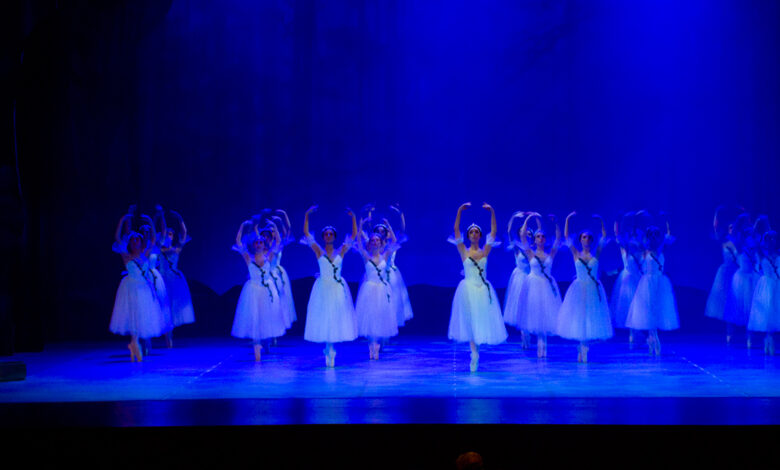 Imagen de los bailarines del Ballet Oficial de la Provincia durante una función de Giselle