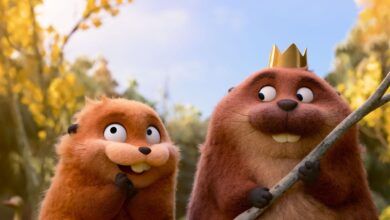 Niños y adultos disfrutando del cine en un entorno inclusivo