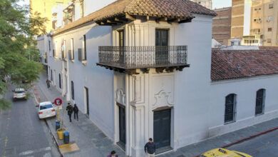 Niñas y niños escuchan historias en el Museo Sobre Monte