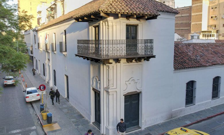Niñas y niños escuchan historias en el Museo Sobre Monte