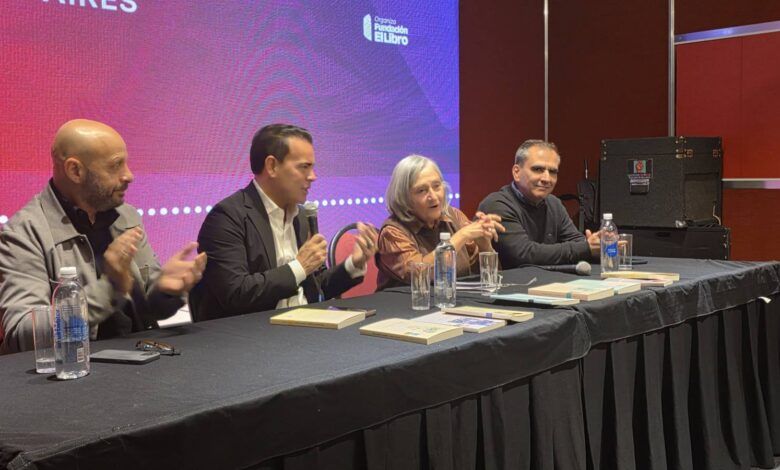 Imagen de la presentación de las Obras Poéticas Completas de Susana Romano Sued y Susana Cabuchi en la Feria del Libro de Buenos Aires