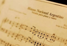 Imagen del Teatro San Martín de Córdoba iluminado para el concierto del Día del Himno Nacional