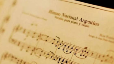 Imagen del Teatro San Martín de Córdoba iluminado para el concierto del Día del Himno Nacional