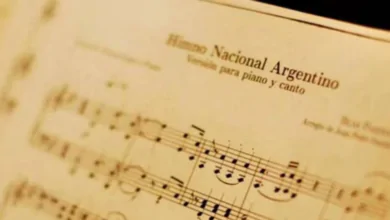 Imagen del Teatro San Martín de Córdoba iluminado para el concierto del Día del Himno Nacional