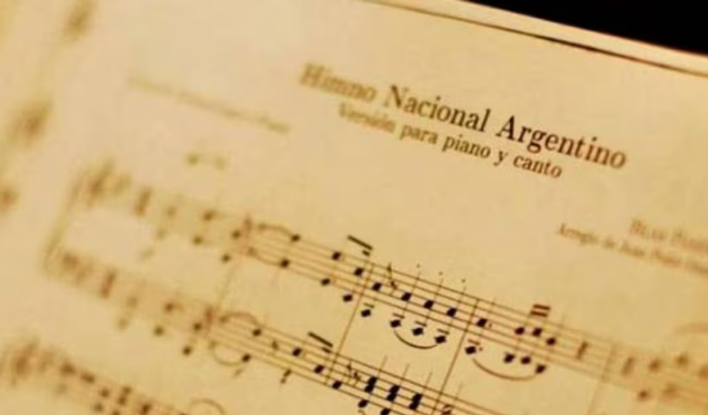Imagen del Teatro San Martín de Córdoba iluminado para el concierto del Día del Himno Nacional