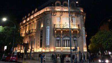Proyección de retratos de fotógrafos en la ventana del Museo Palacio Dionisi