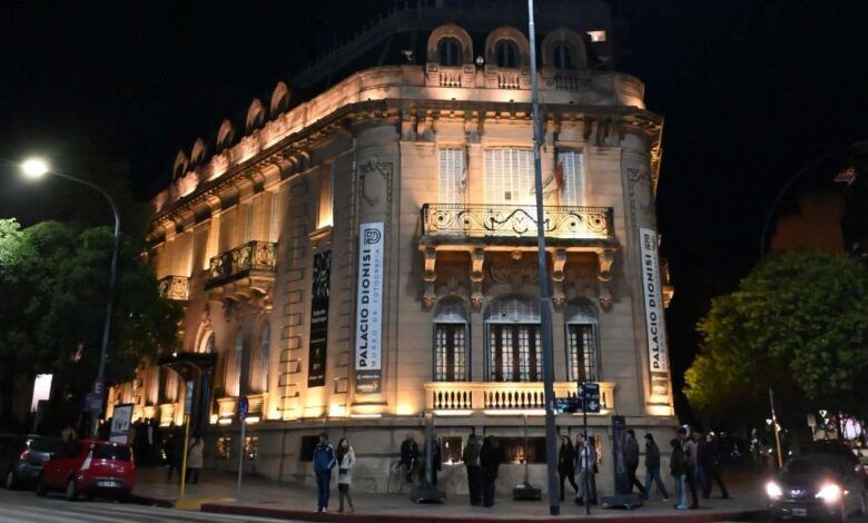 Proyección de retratos de fotógrafos en la ventana del Museo Palacio Dionisi