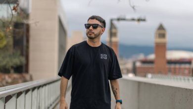 Imagen de la fachada del barrio Güemes con gente disfrutando de la música en vivo