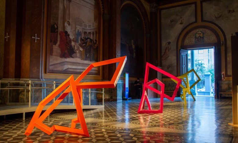Instalación de la muestra de Luis Bernardi en la Capilla del Paseo del Buen Pastor