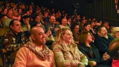 Imagen de un comediante en el escenario del Festival de Stand Up