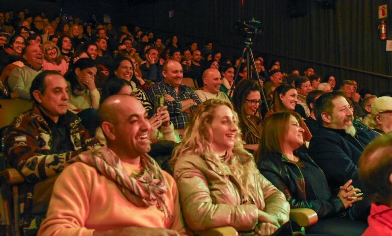 Imagen de un comediante en el escenario del Festival de Stand Up