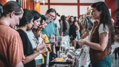 Imagen de la Feria del Centro, con diseñadores y editores mostrando sus trabajos