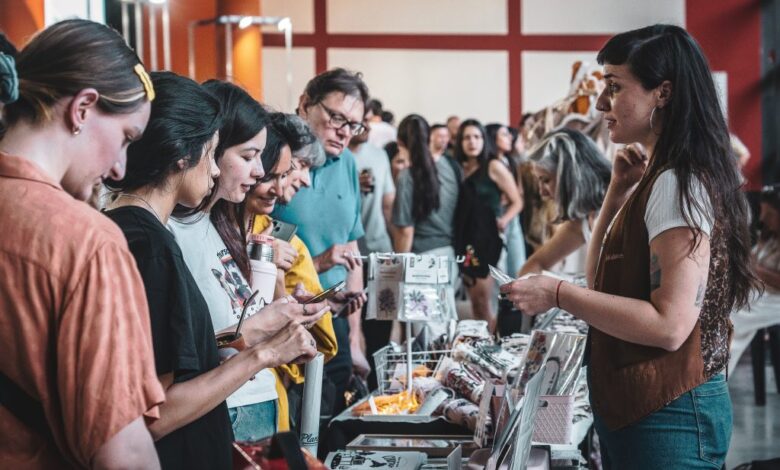 Imagen de la Feria del Centro, con diseñadores y editores mostrando sus trabajos