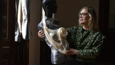 Instalación de la exposición de arte textil en el Museo de las Mujeres