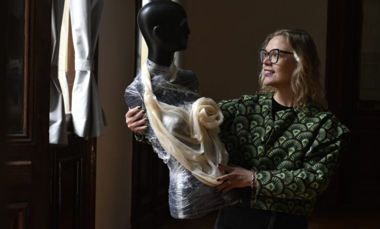 Instalación de la exposición de arte textil en el Museo de las Mujeres